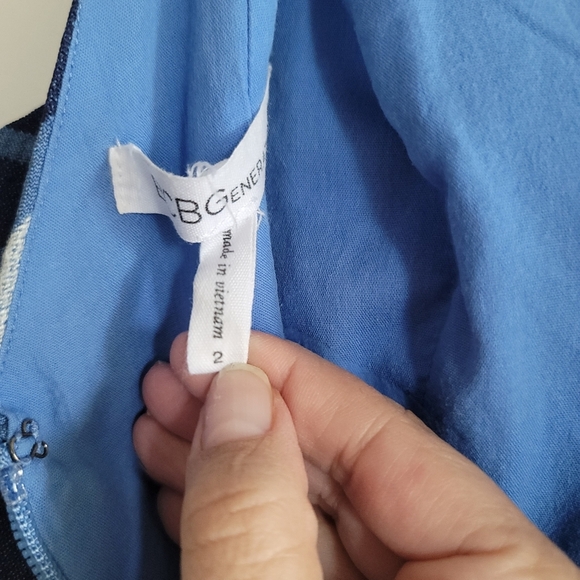 BCBGeneration Cocktail Striped V Neck Dress in Navy Combo, Size 2 - Picture 13 of 13